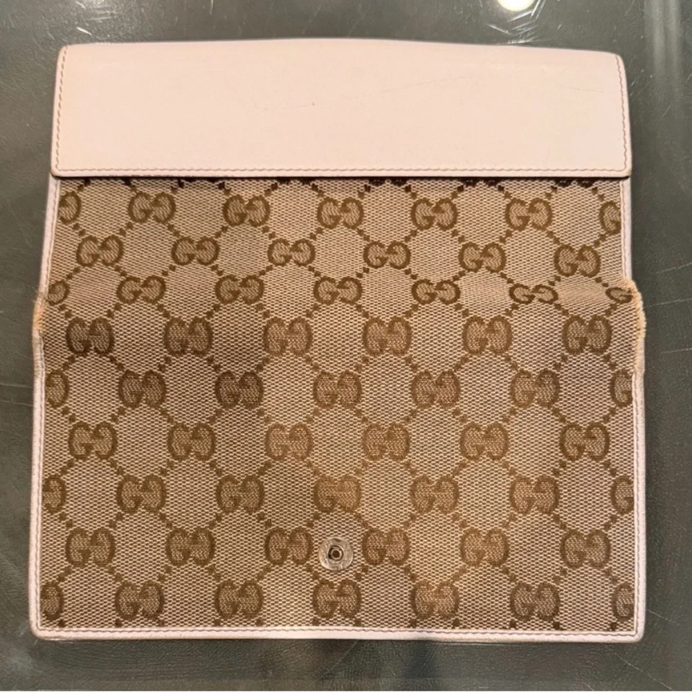Gucci GG Canvas Long Wallet featuring white leather and heart-shaped closure